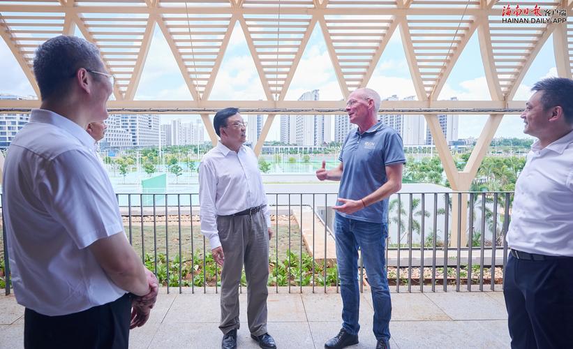 研发基地项目现场和海南老城科技新城,冯飞调研现代服务业发展情况